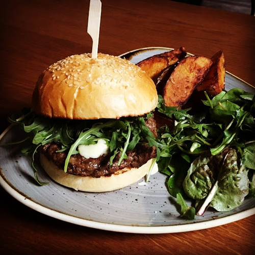 Naziv tvrtke je Rocket Burger Grill
